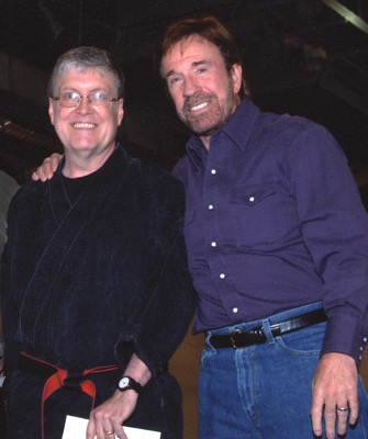 2004, Chuck Norris thanks Keith Yates for being the chairman of a Kick-Start event at Dallas Fair Park.

